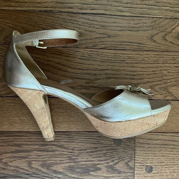 Sofft Women’s St.‎ Germain metallic gold floral Strappy platform heel sandals - Picture 8 of 9